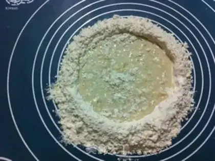 Make Pizza by the seafood flower step 4