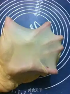 Make Pizza by the seafood flower step 5