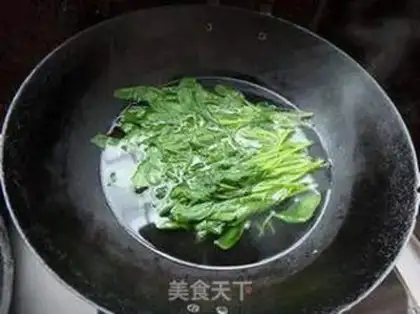 Make Bean sprouts, spinach step 1