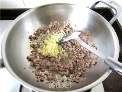Make Tomato meat and noodles step 2