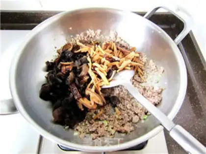 Make Tomato meat and noodles step 4