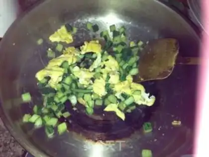 Make cucumber fried eggs step 2