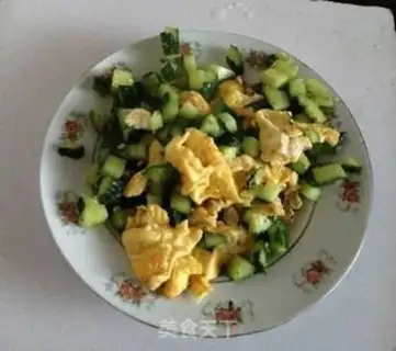 Make cucumber fried eggs step 3