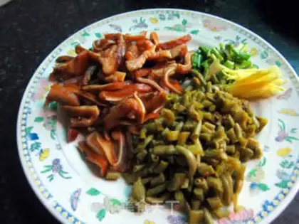 Make Sourbeans with pig ears step 0