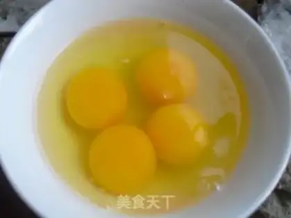 Make Tomato fried eggs step 1