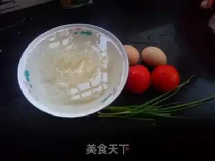 Make Tomato egg and rice powder step 0