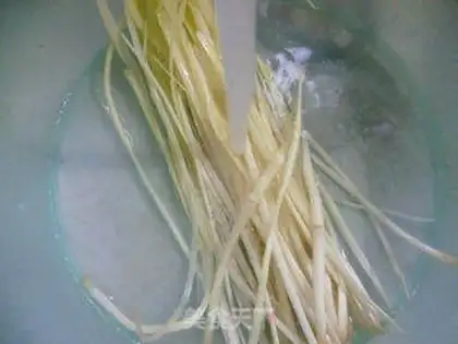 Make Shrimp-shrimp-skin-sprouts step 1