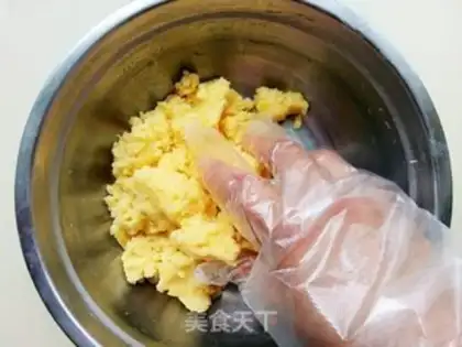 Make The cream is full of coconut balls step 5