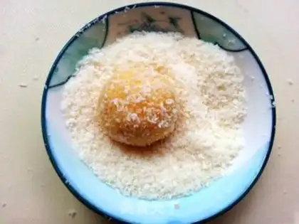 Make The cream is full of coconut balls step 6