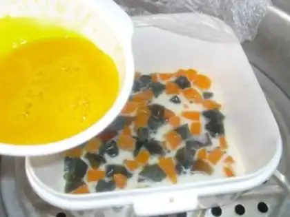 Make Three-coloured eggs step 4