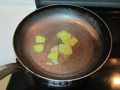 Make Bean tofu broccoli soup step 1