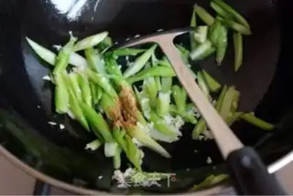 Make Garlic moss step 4