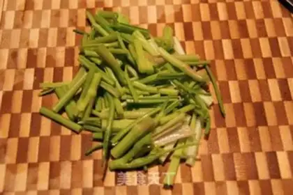 Make Celery fried beans step 1