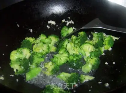 Make Garlic broccoli step 8