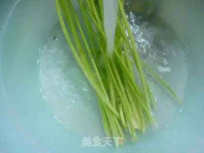 Make Shrimp skin fan celery step 2