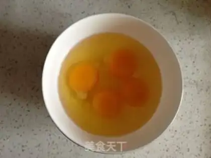 Make Garlic fried eggs step 1
