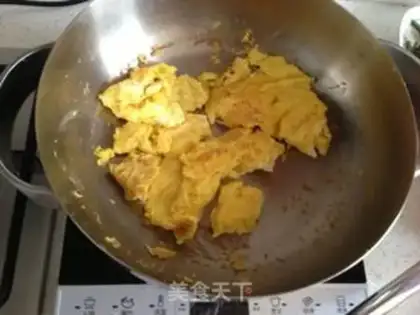 Make Garlic fried eggs step 3