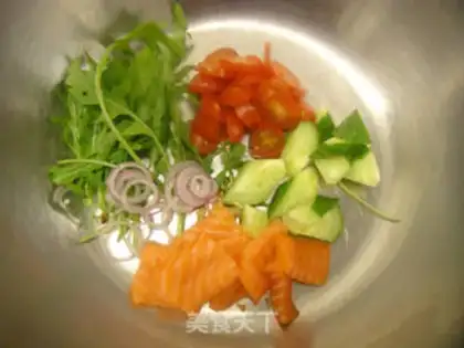 Make The salmon field garden salad step 1
