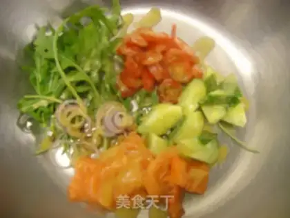 Make The salmon field garden salad step 2