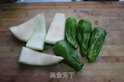 Make Scrambled green pepper watermelon step 0
