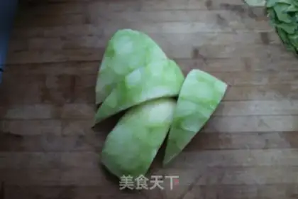 Make Scrambled green pepper watermelon step 1
