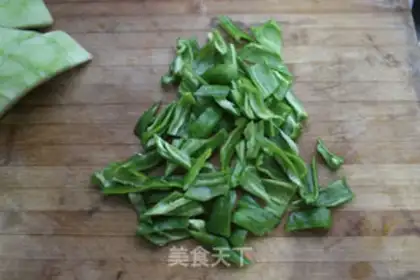 Make Scrambled green pepper watermelon step 2