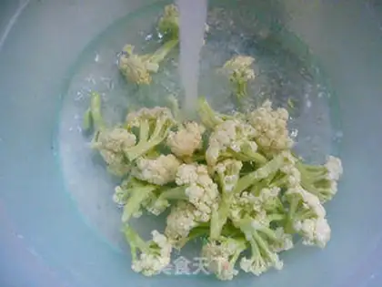 Make Pyramid shrimp cuisine step 1