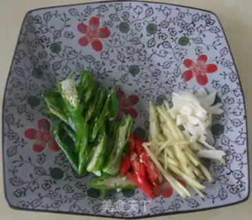 Make Old cucumber fried meat step 1