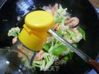 Make Pyramid shrimp cuisine step 9