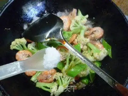 Make Pyramid shrimp cuisine step 10
