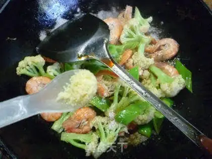 Make Pyramid shrimp cuisine step 11