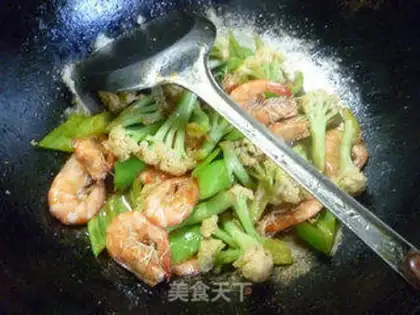Make Pyramid shrimp cuisine step 12
