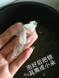 Make Silver-eared lotus soup step 1