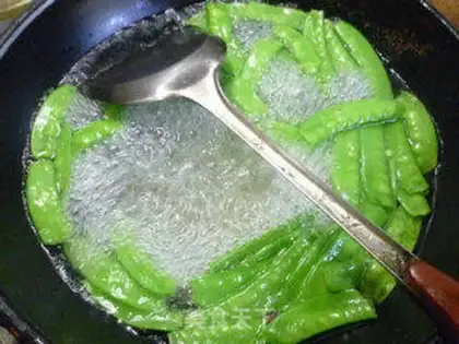 Make Garlic Dutch beans step 1
