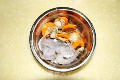 Make Seafood egg fried rice step 1