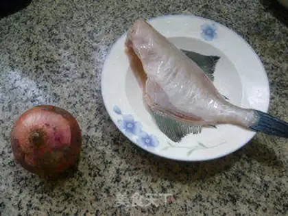 Make Onions burn rubber fish step 0