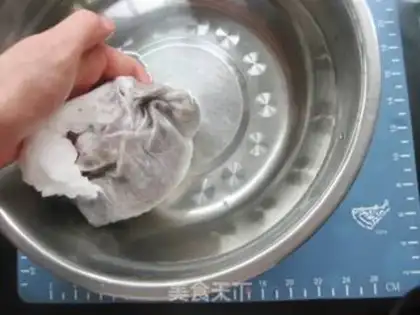 Make Hands on red sugar step 3