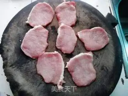 Make Pancake fragrance pork chops step 0