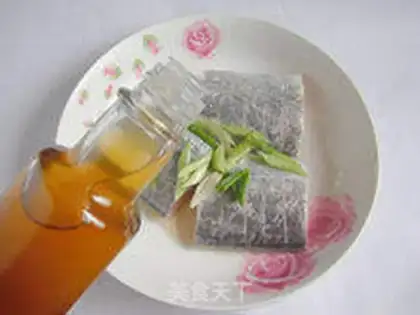 Make Pepper chopping steamed fish step 2