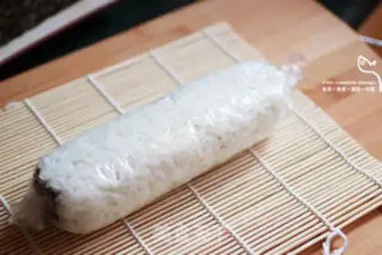 Make Flying fish seed sushi rolls step 4