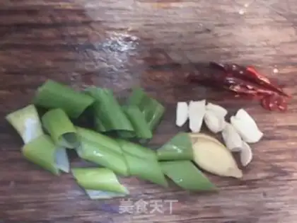 Make Onion tomato fried meat step 1