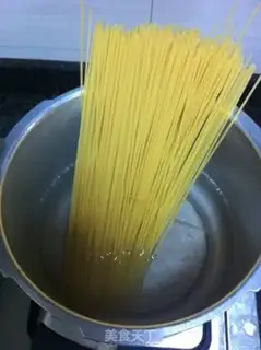 Make Seafood tomato pasta step 0