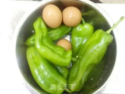 Make Chili fried eggs step 0