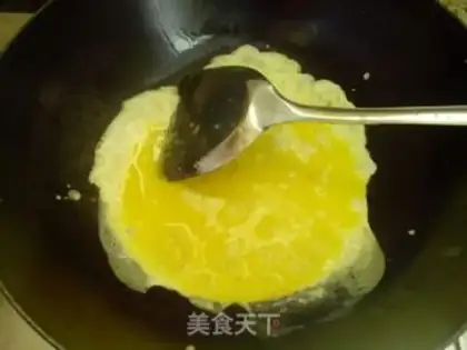 Make Chili fried eggs step 1