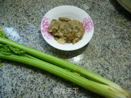 Make Squeeze and fry the celery step 0