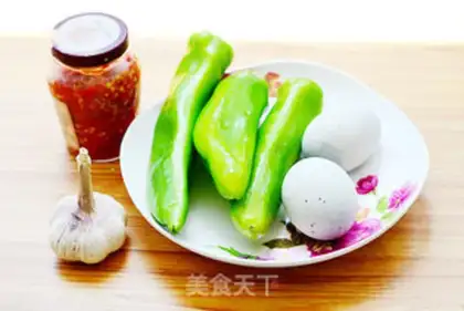 Make Spicy spicy peppers and eggs step 0