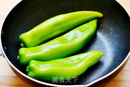 Make Spicy spicy peppers and eggs step 1
