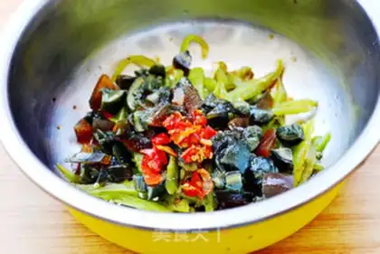 Make Spicy spicy peppers and eggs step 9