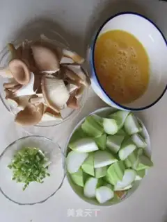 Make Eggs and hog mushrooms step 0