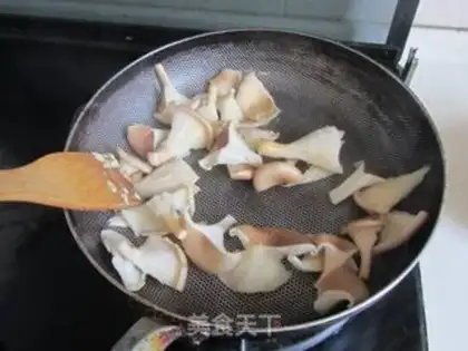 Make Eggs and hog mushrooms step 3